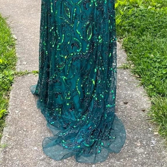 Elegant Green Beaded Dress - Picture 4 of 9